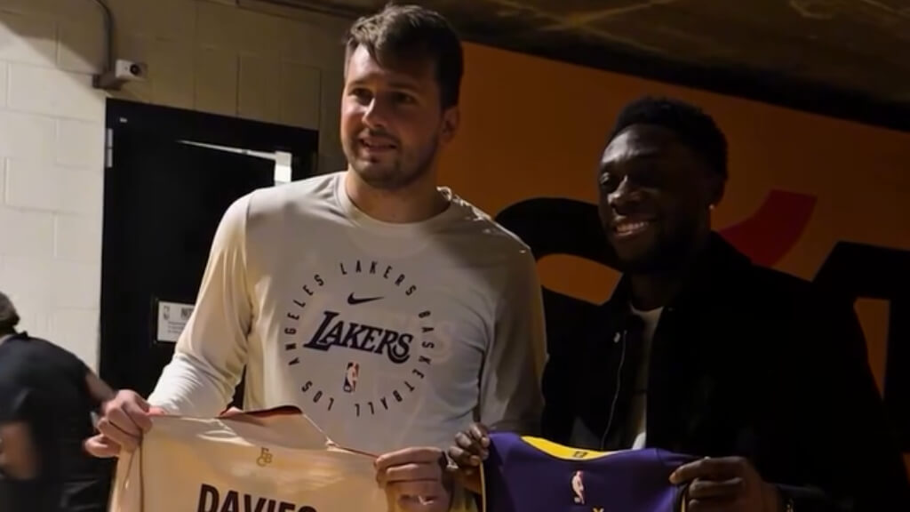 Luka Doncic y Alphonso Davies tras el partido de los Lakers (@lakers)