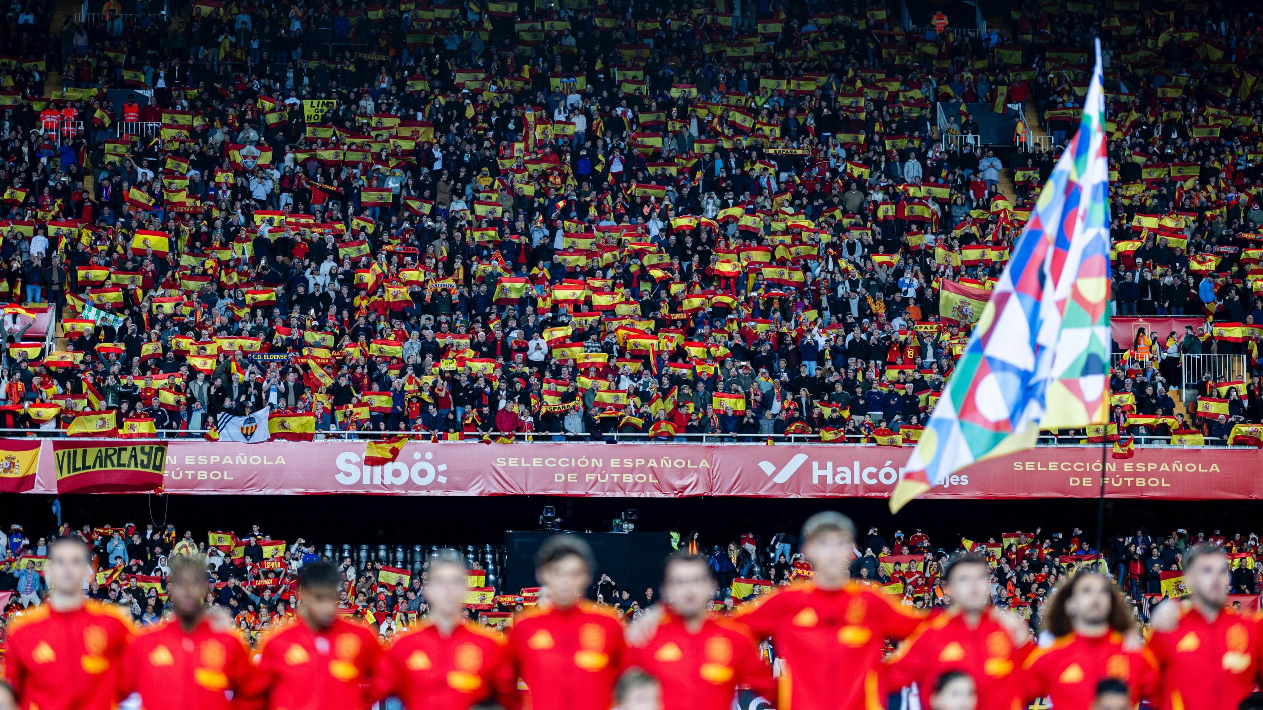 Mestalla llena de banderas de España (RFEF)