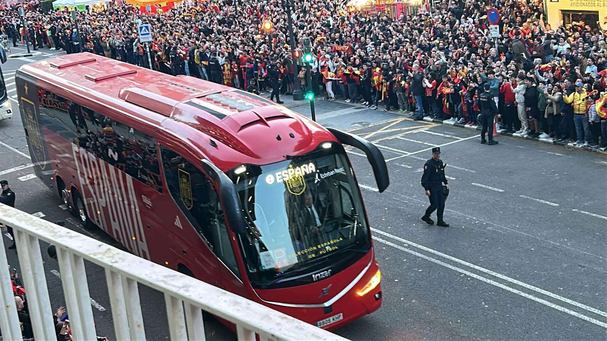 La Selección Española llegando a Mestalla (ElDesmarque)