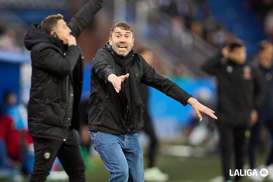 Coudet da instrucciones a sus jugadores durante el Rayo-Alavés (Foto: LaLiga).
