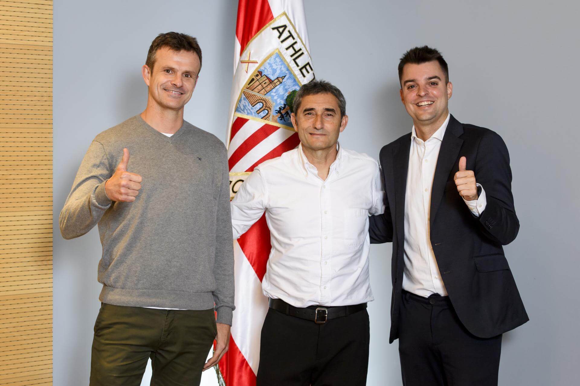 Ernesto Valverde junto a Jon Uriarte y Mikel González. (Foto: Athletic)