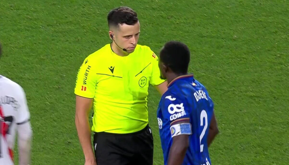 Djené discute con el árbitro en el Rayo Vallecano - Getafe (Captura: LALIGA).
