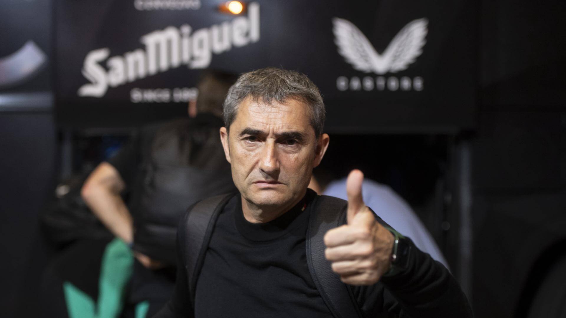 El técnico Ernesto Valverde saluda al llegar a San Mamés (Foto: Athletic Club).