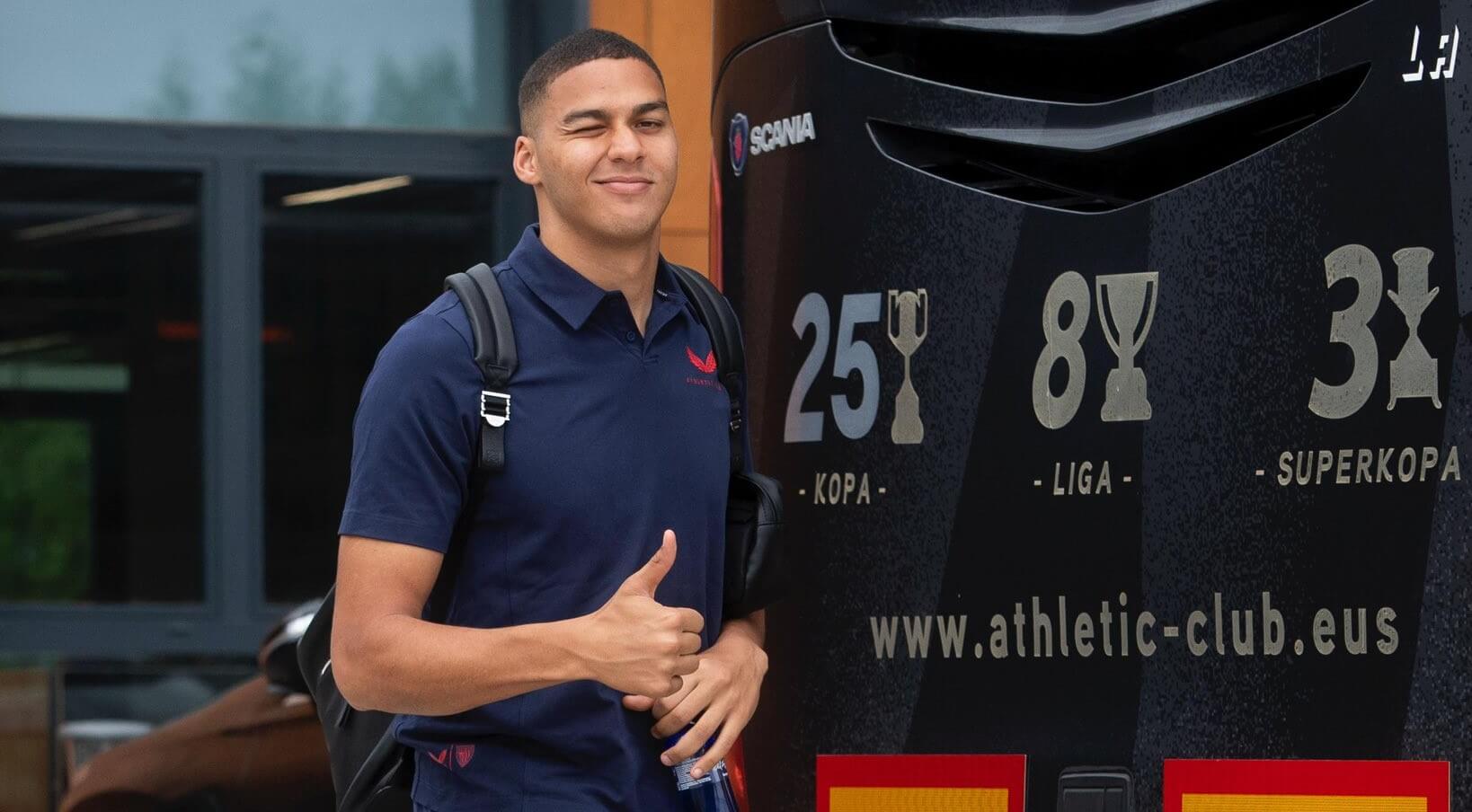 Maroan Sannadi, antes de subir al bus rumbo a Donostia (Foto: Athletic Club).