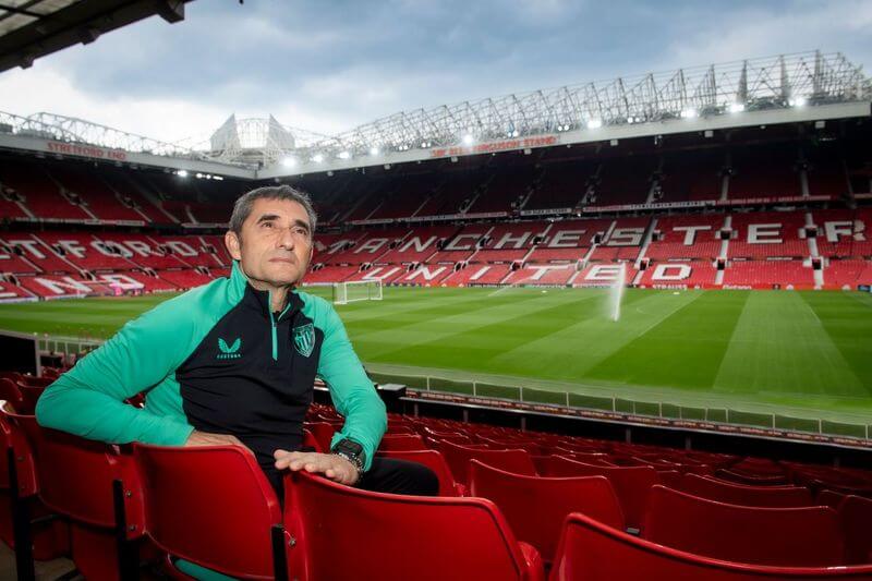 Ernesto Valverde posa en Old Trafford, campo del Manchester (Foto: Athletic Club).