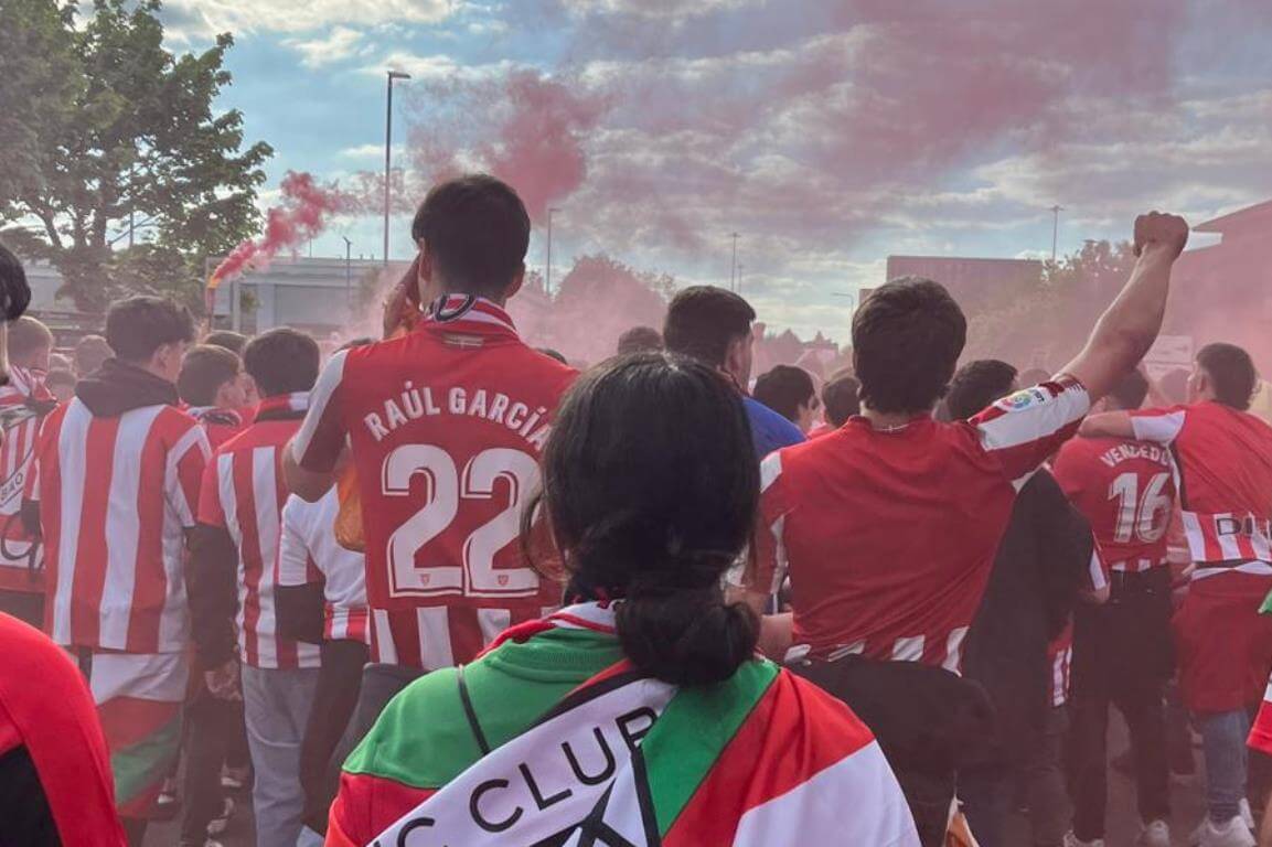 La afición del Athletic Club ya va camino de Old Trafford (Foto: ElDesmarque).