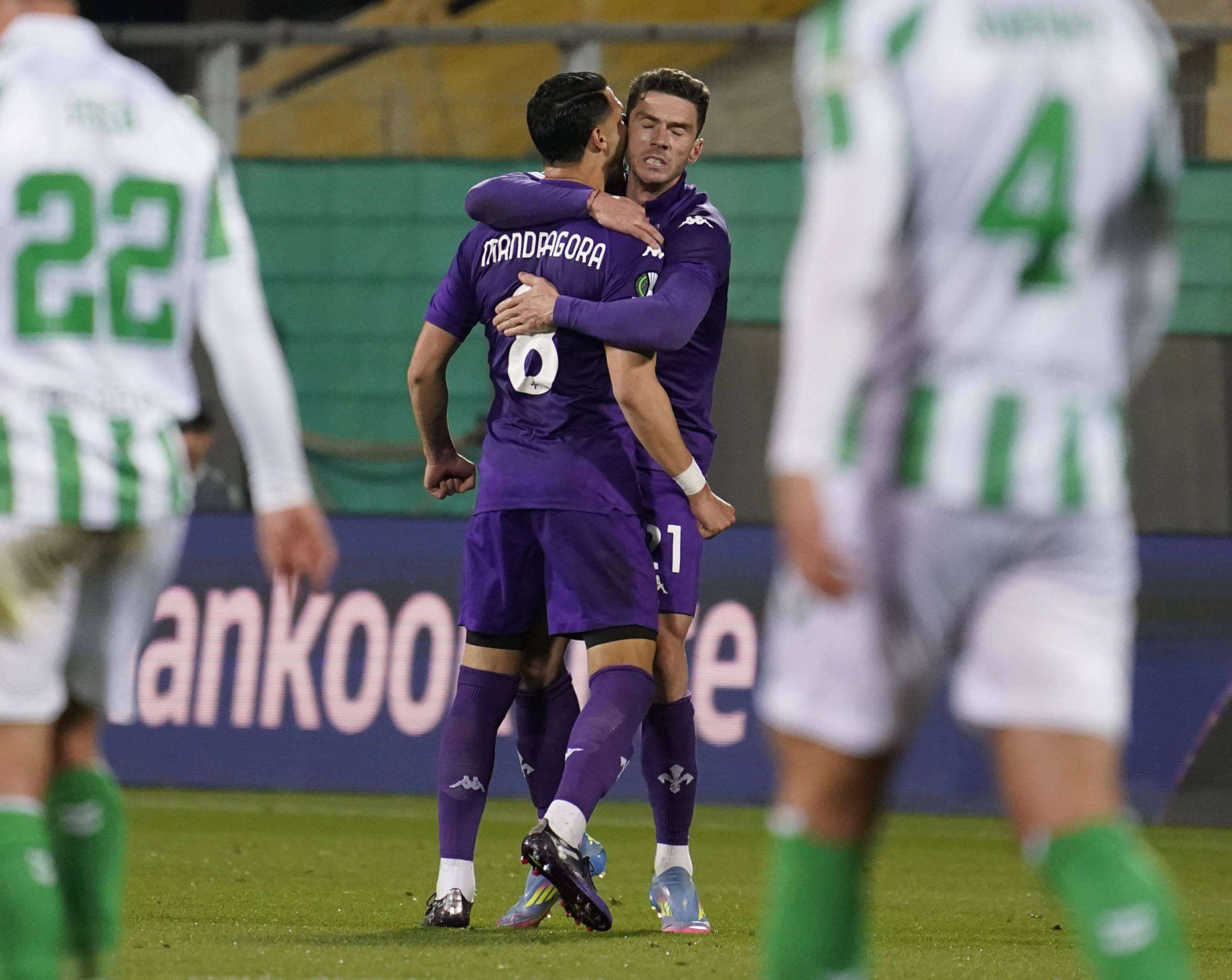 Mandragora y Gosens celebran un gol en el Fiorentina-Betis (Foto: Cordon Press).