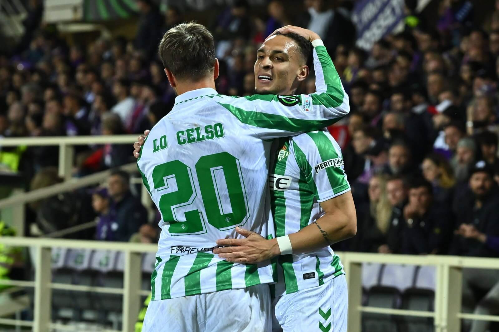 Antony celebra con Lo Celso su gol en el Fiorentina-Betis (Foto: Cordon Press).