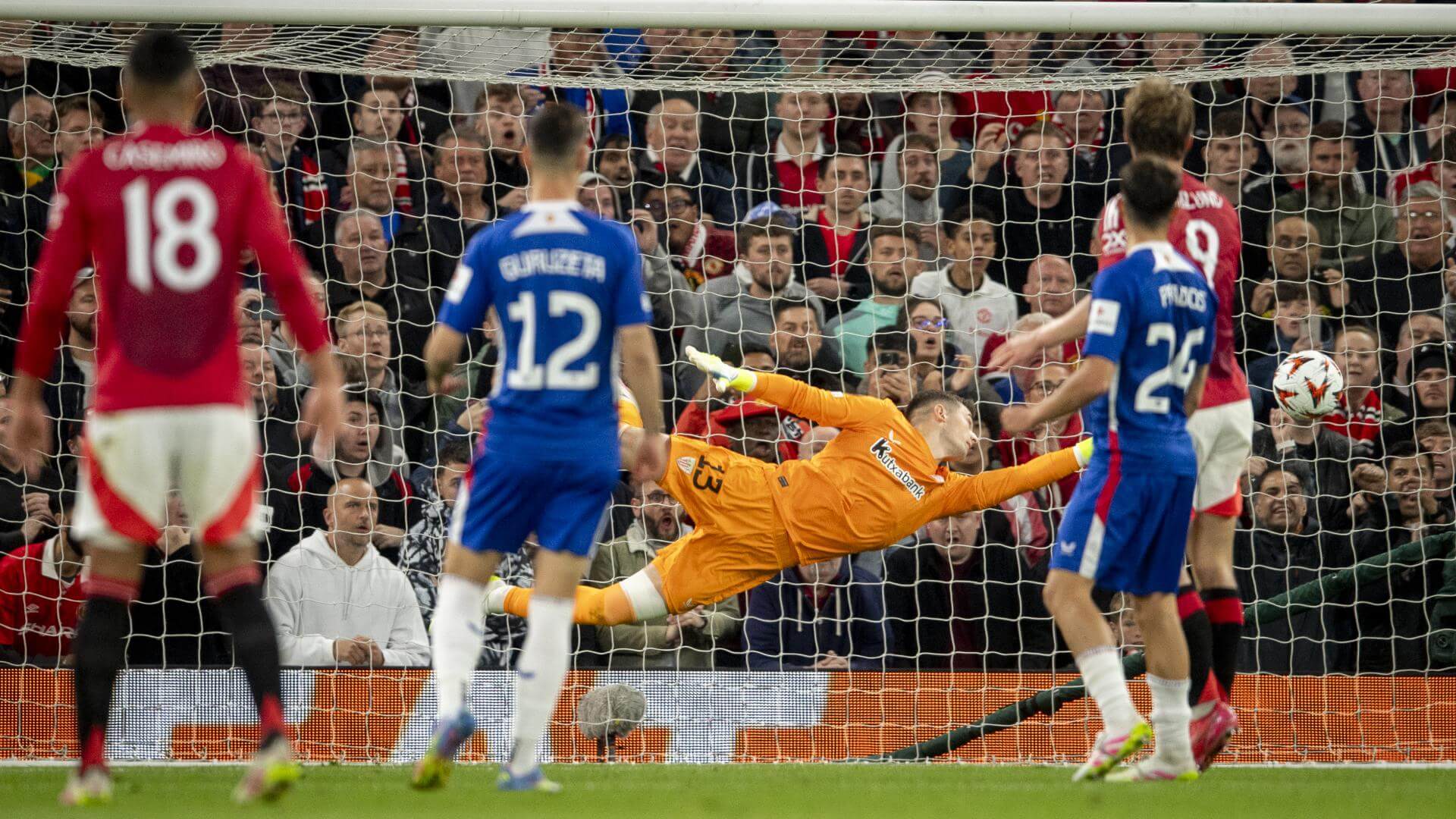 Vuelo de Julen Agirrezabala ante el Manchester en Old Trafford (Foto: Athletic Club).