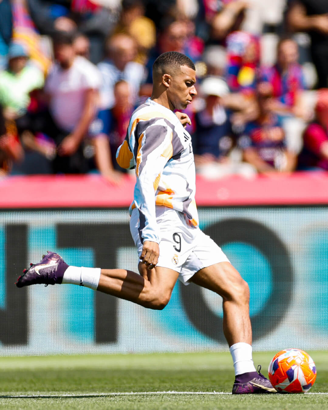 Kylian Mbappé calentando en Montjuic (Real Madrid)