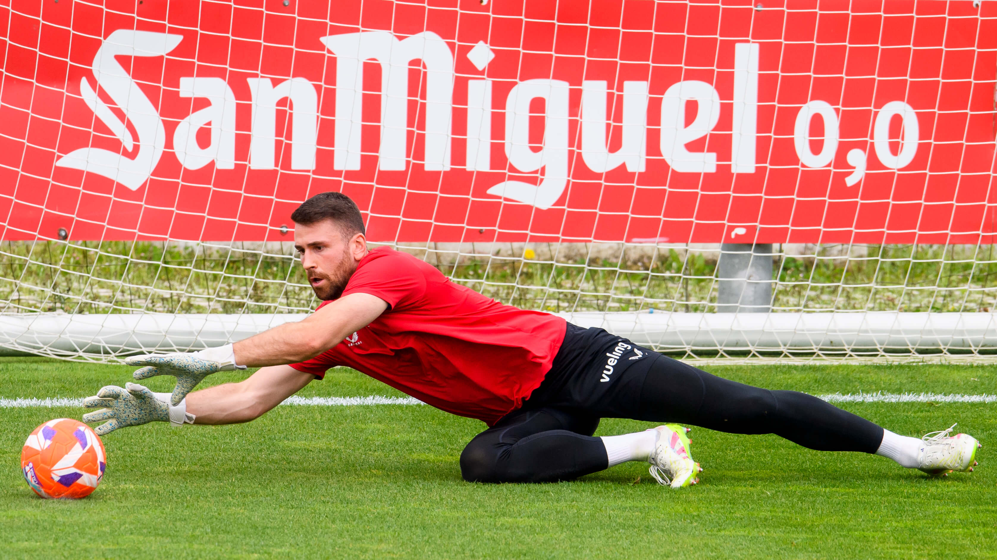 Estirada del meta Unai Simón entrenando en Lezama (Foto: Athletic Club).