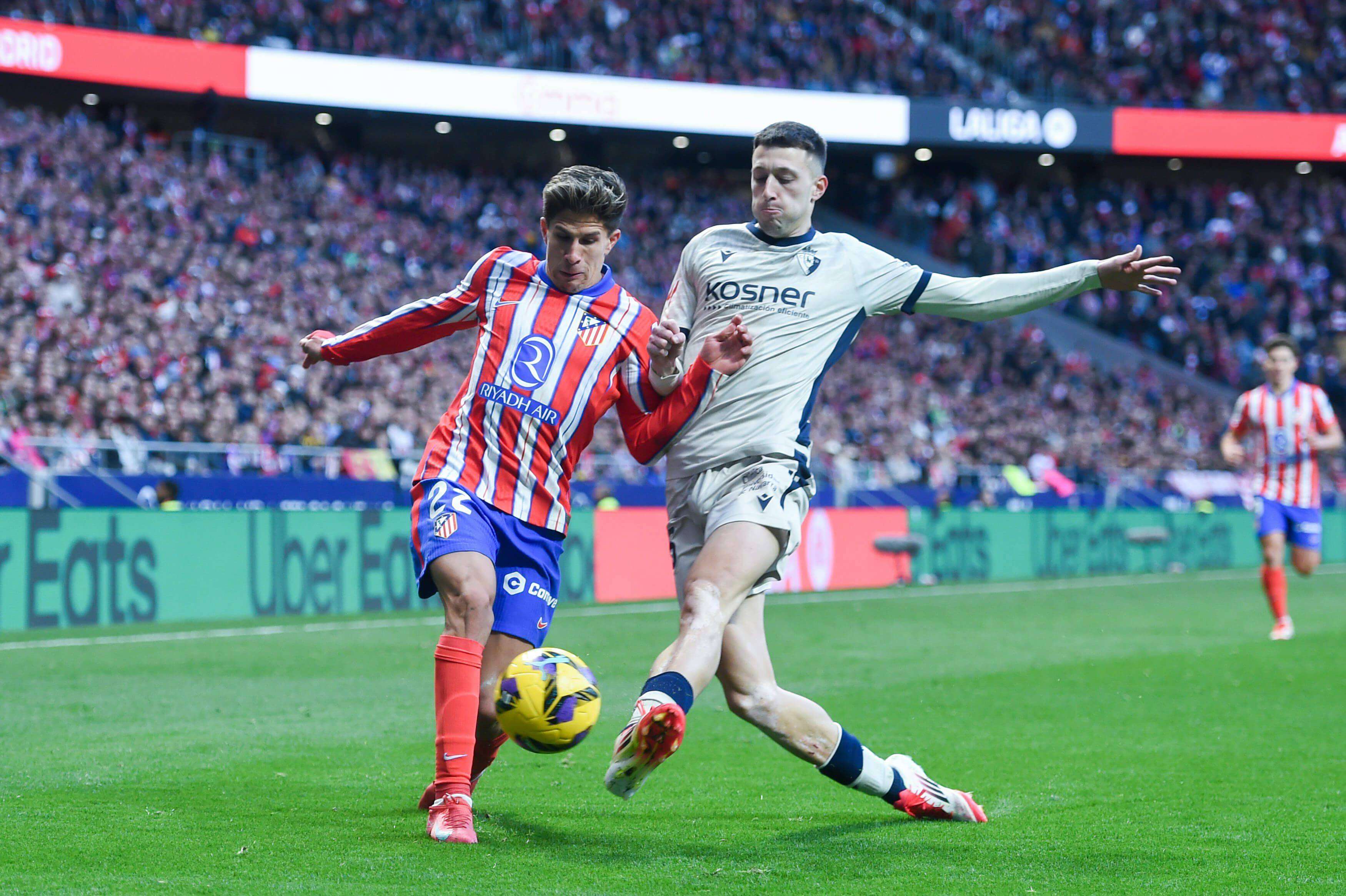 Giuliano y Bretones disputan un balón (Foto: Cordon Press)