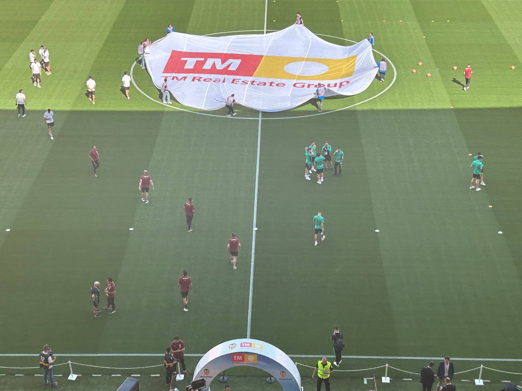 Ambos equipos en el césped de Mestalla