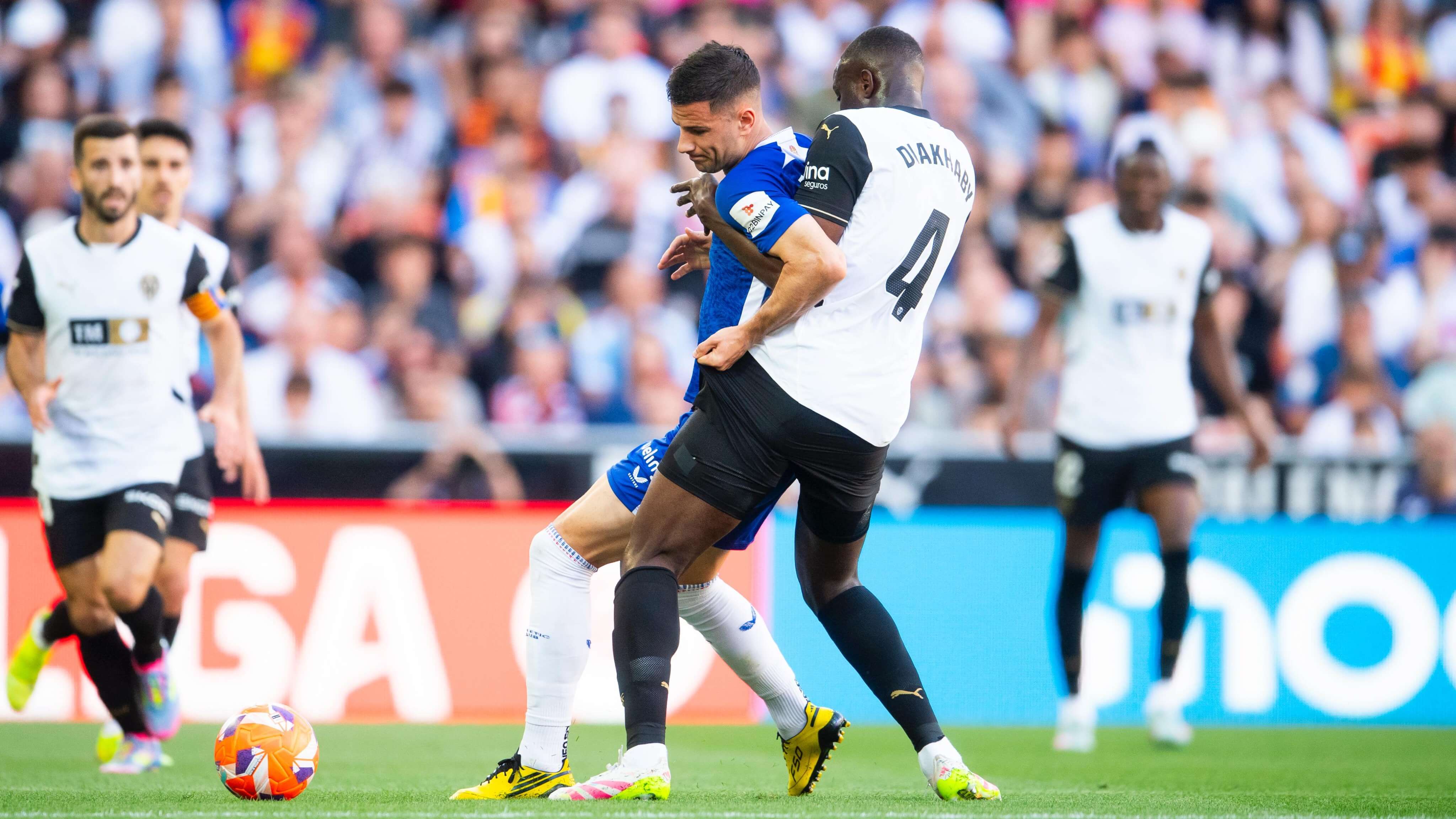 Diakhaby aprieta a Guruzeta en Mestalla en el duelo ante el Valencia CF (Foto: Athletic Club).
