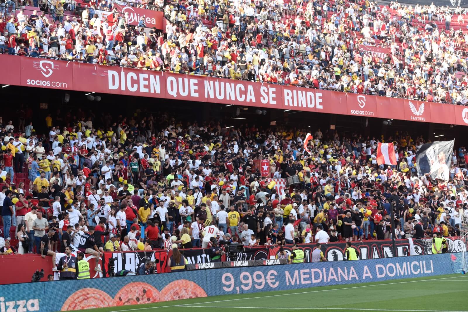 El público accede al Sánchez-Pizjuán (Foto: Kiko Hurtado).