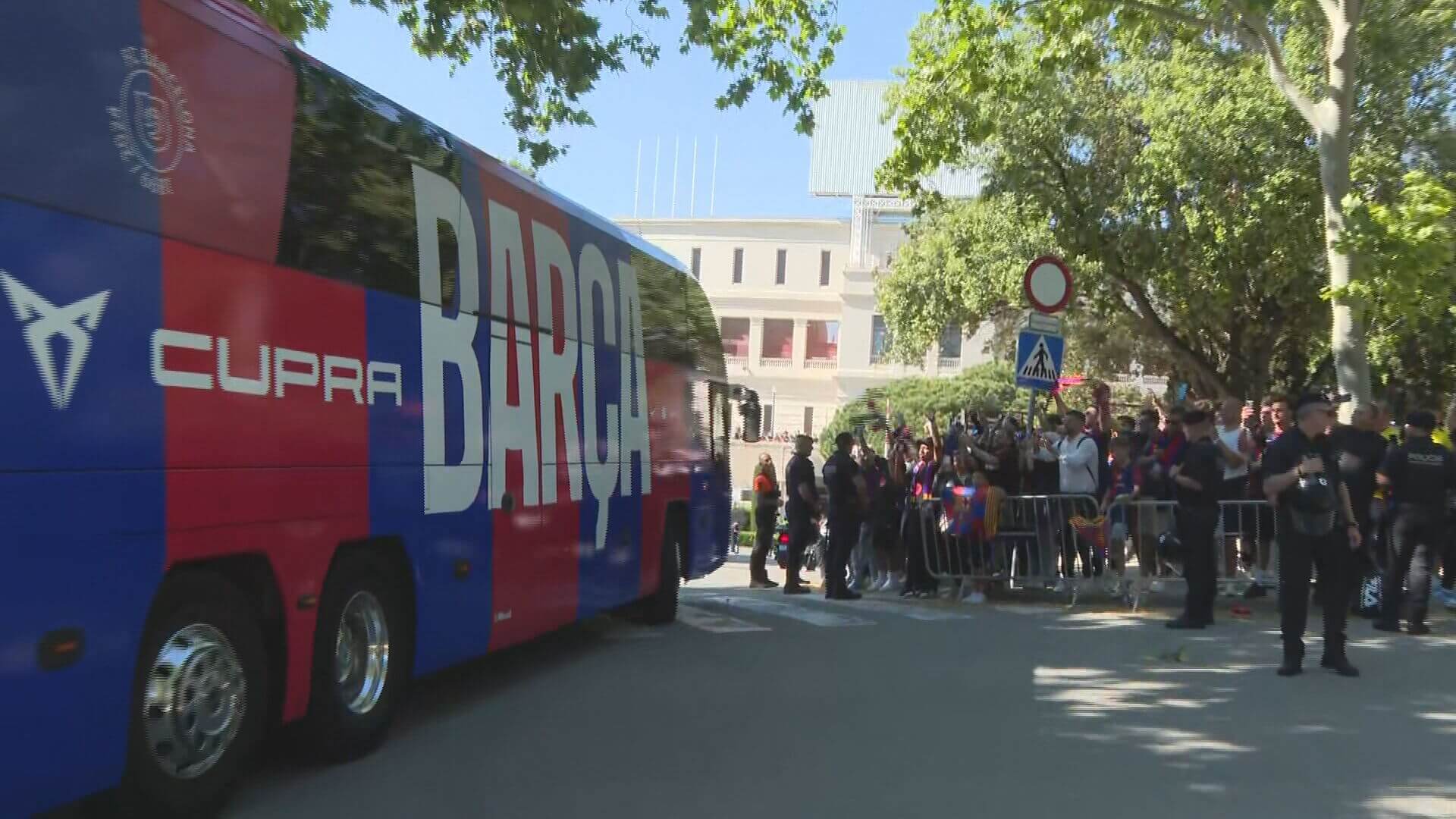 El bus del Barça llegando a Montjuic