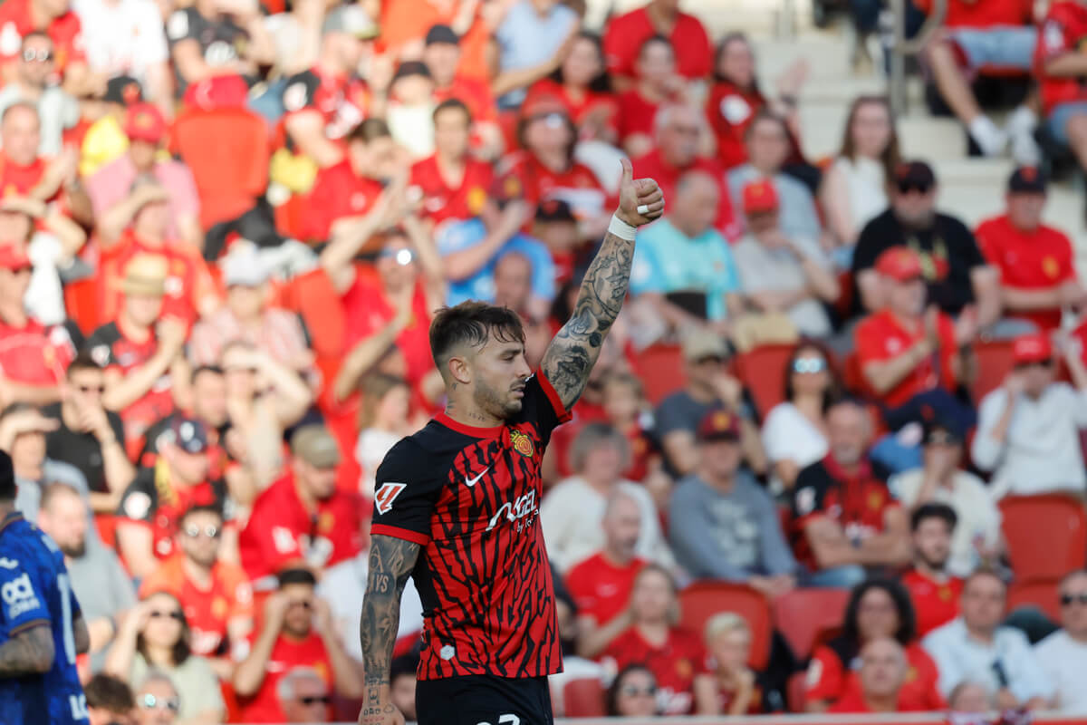 Pablo Maffeo da el OK durante el Mallorca-Getafe (Foto: LALIGA).
