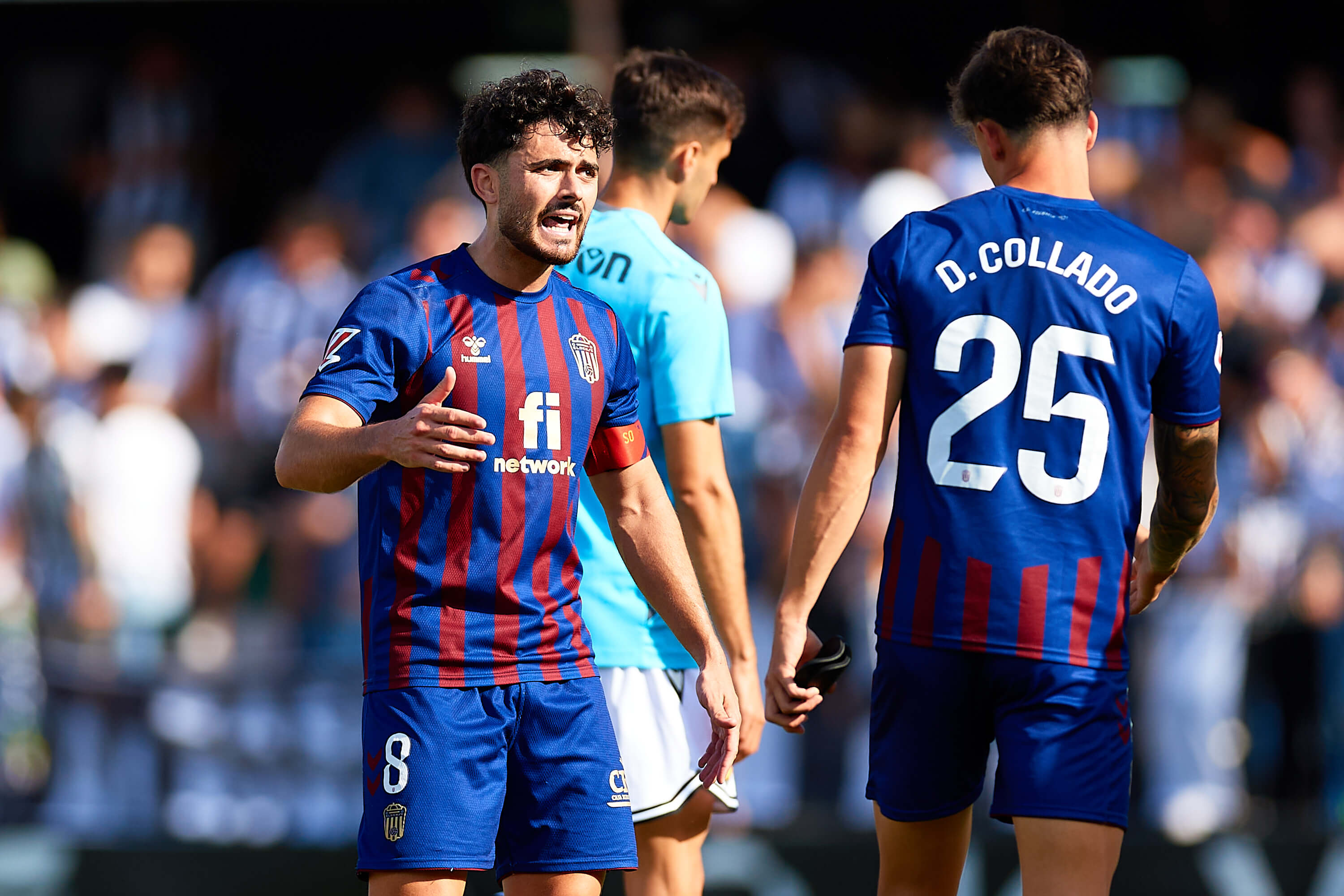 Sergio Ortuño da instrucciones en un partido del Eldense (Foto: LALIGA).