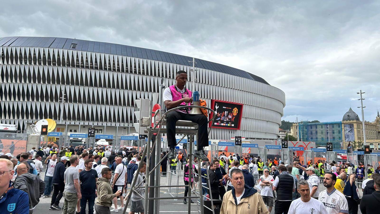 Un controlador ante San Mamés por la la final de Europa League (Foto: ElDesmarque).