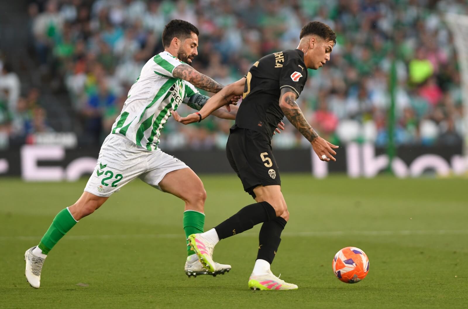 Isco y Barrenechea, en el Betis-Valencia (Foto: Kiko Hurtado).