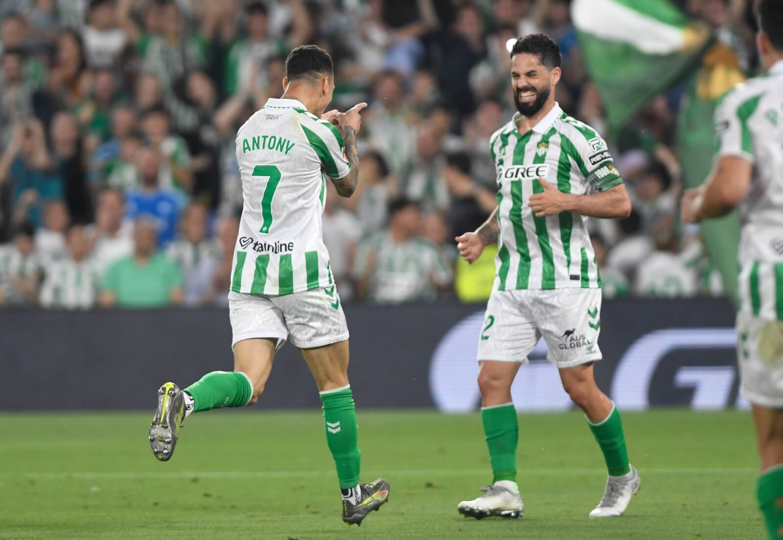 Antony celebra con Isco su gol en el Betis-Valencia (Foto: Kiko Hurtado).