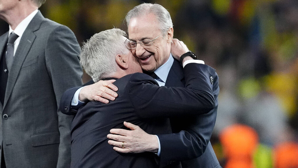 Carlo Ancelotti y Florentino Pérez abrazándose tras la final de la Champions League 2024 (Foto: C