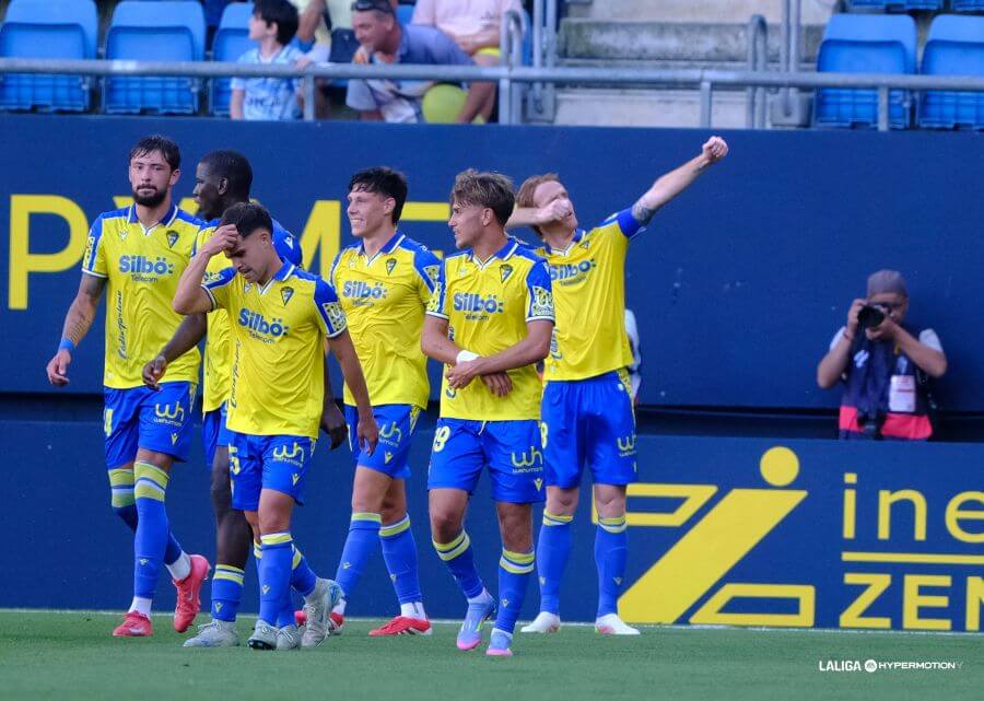 Álex Fernández celebra su gol al Huesca (Foto: LaLiga).