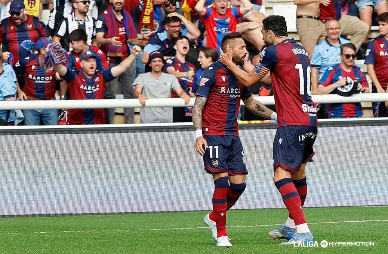 José Luis Morales y Vicente Iborra celebran un gol del Levante en Burgos (Foto: LALIGA).