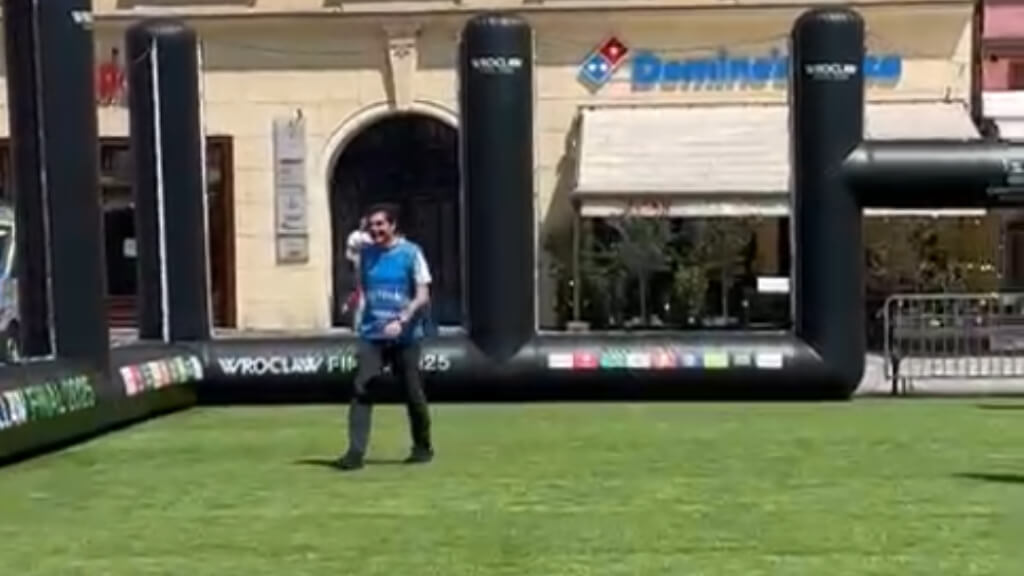 Ángel Haro, jugando al fútbol. 