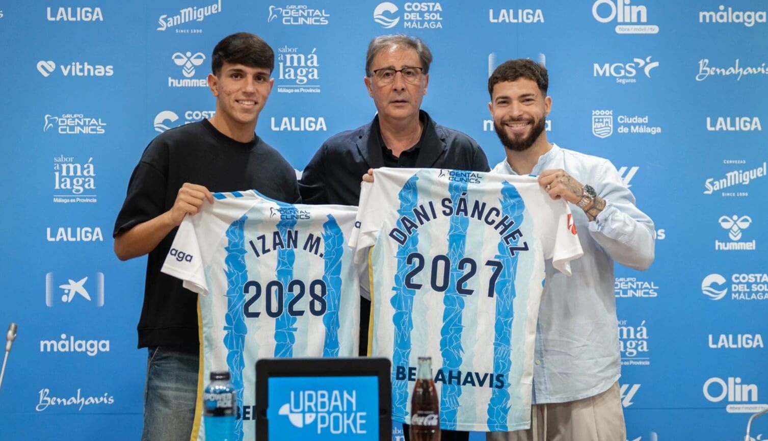 Izan Merino, Loren Juarros y Dani Sánchez posan en el acto de renovación (Foto: Málaga CF).