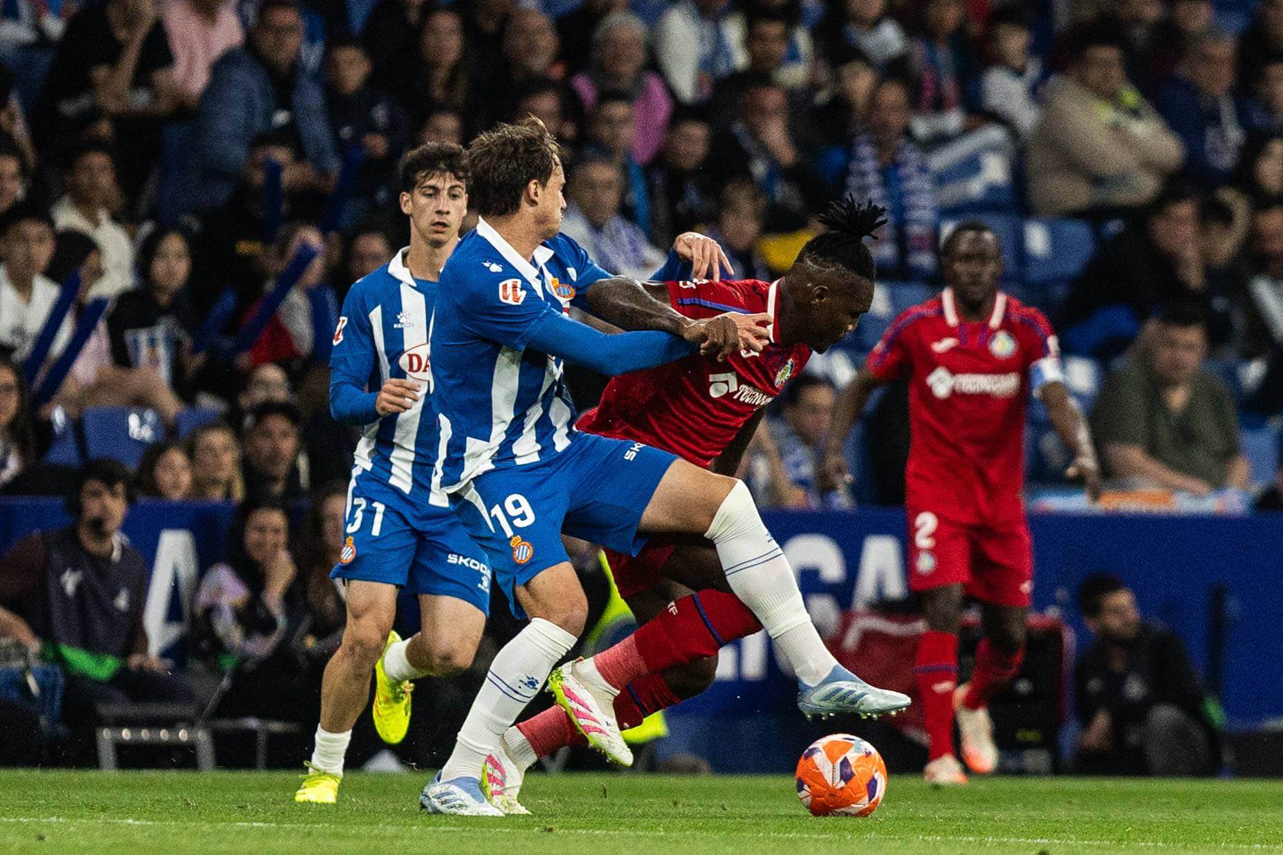 Urko González de Zárate pelea un balón en el Espanyol-Betis (Foto: Cordon Press).