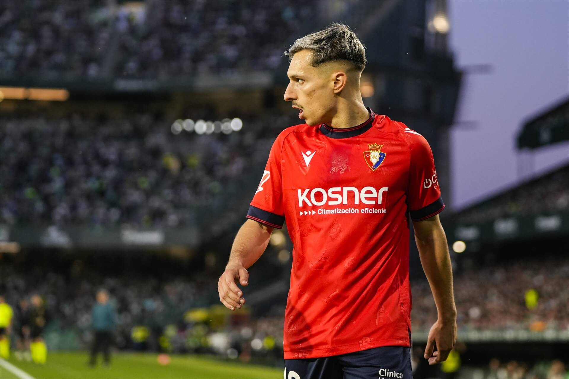 Bryan Zaragoza camina hacia el córner en el Betis-Osasuna (Foto: Europa Press).