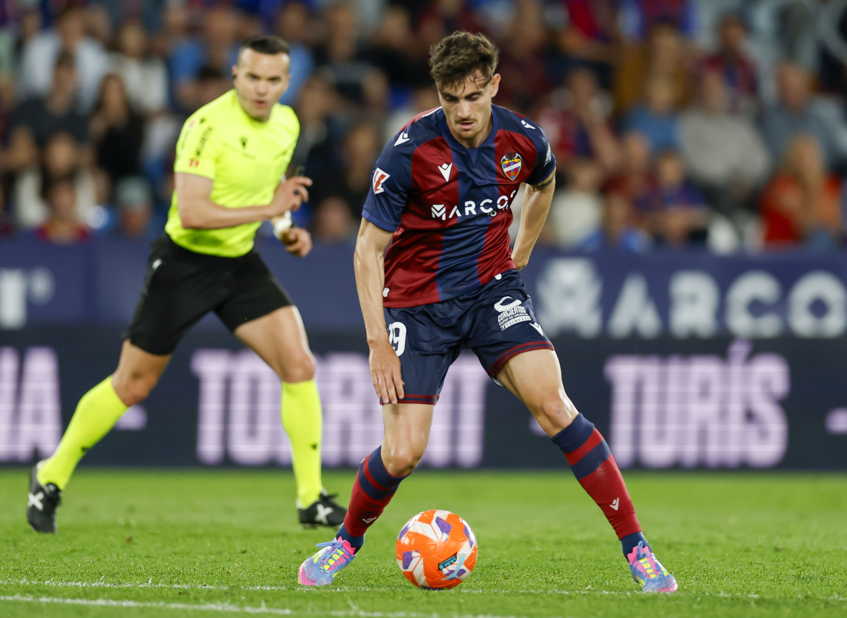 Álex Forés controla un balón en un partido del Levante (Foto: LALIGA).