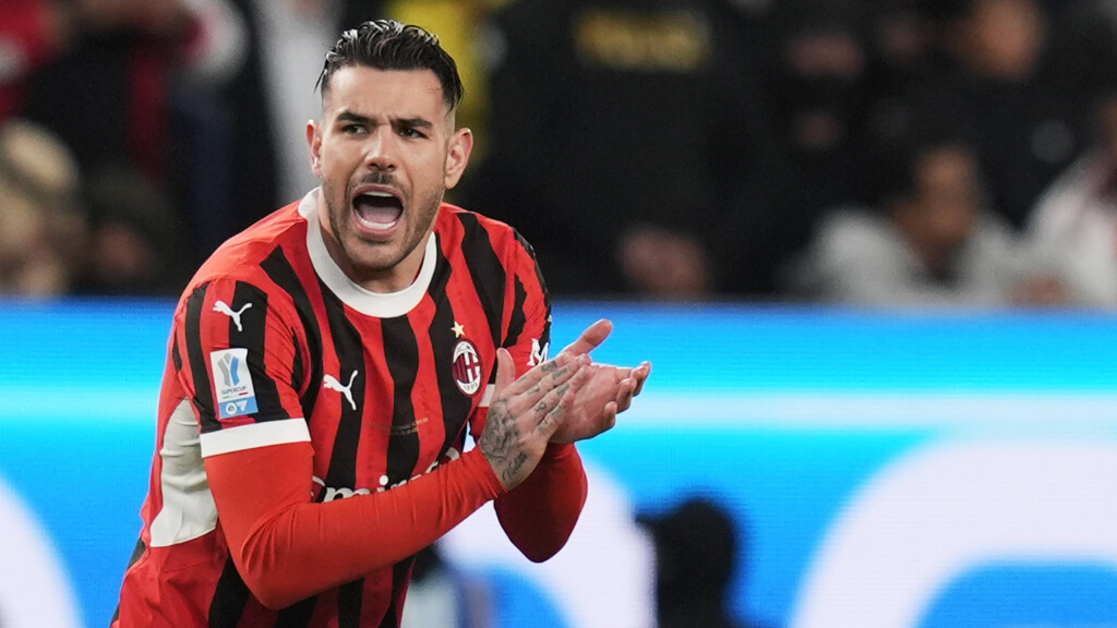 Theo Hernández, en un partido del AC Milan (Cordon Press)