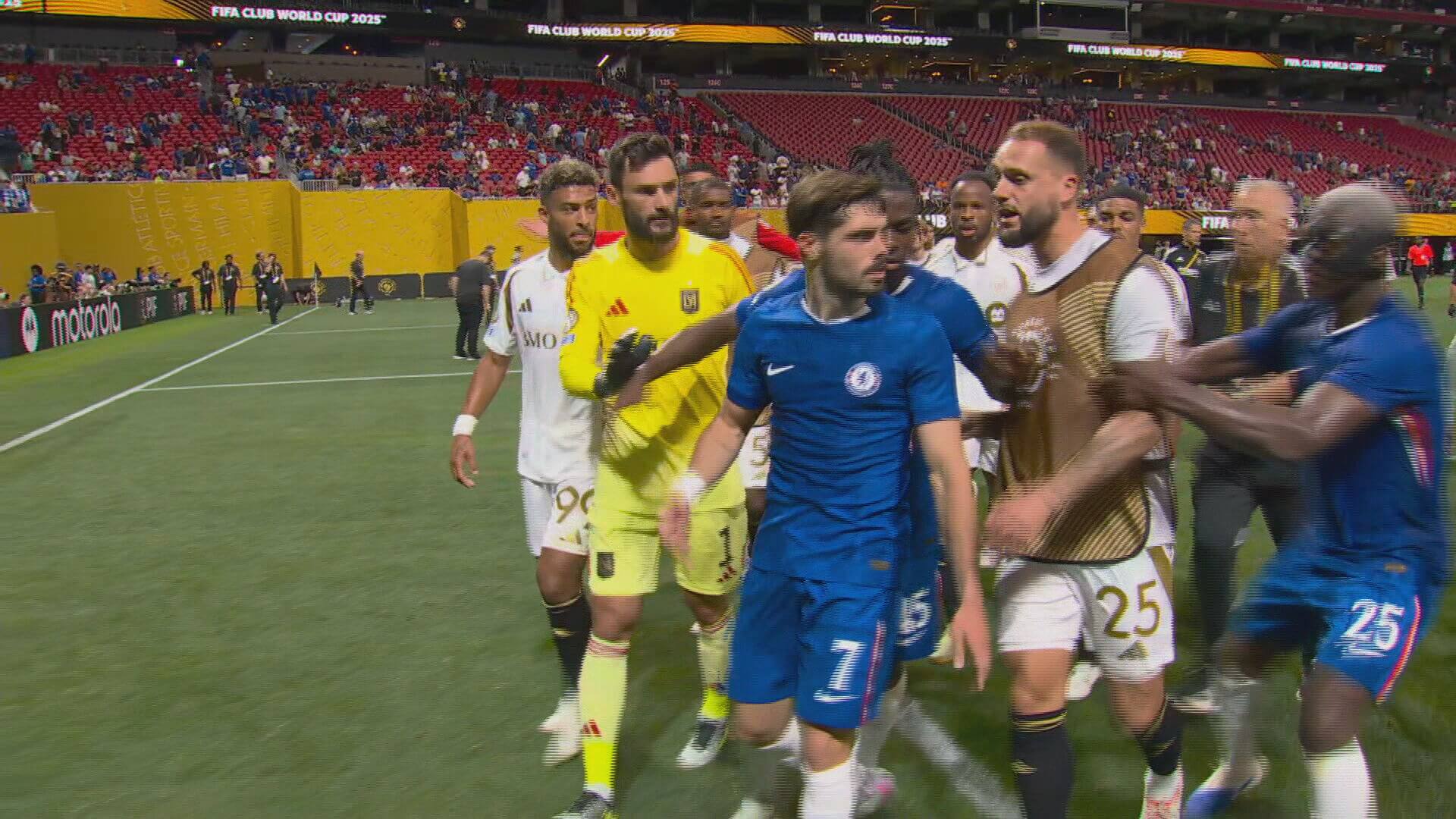 La tangana al descanso entre Pedro Neto y jugadores de Los Angeles (Fuente: Telecinco)