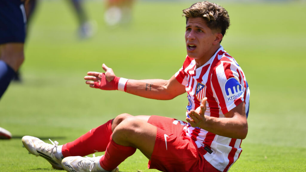 Giuliano reclamando falta al árbitro contra el PSG (Cordon Press)