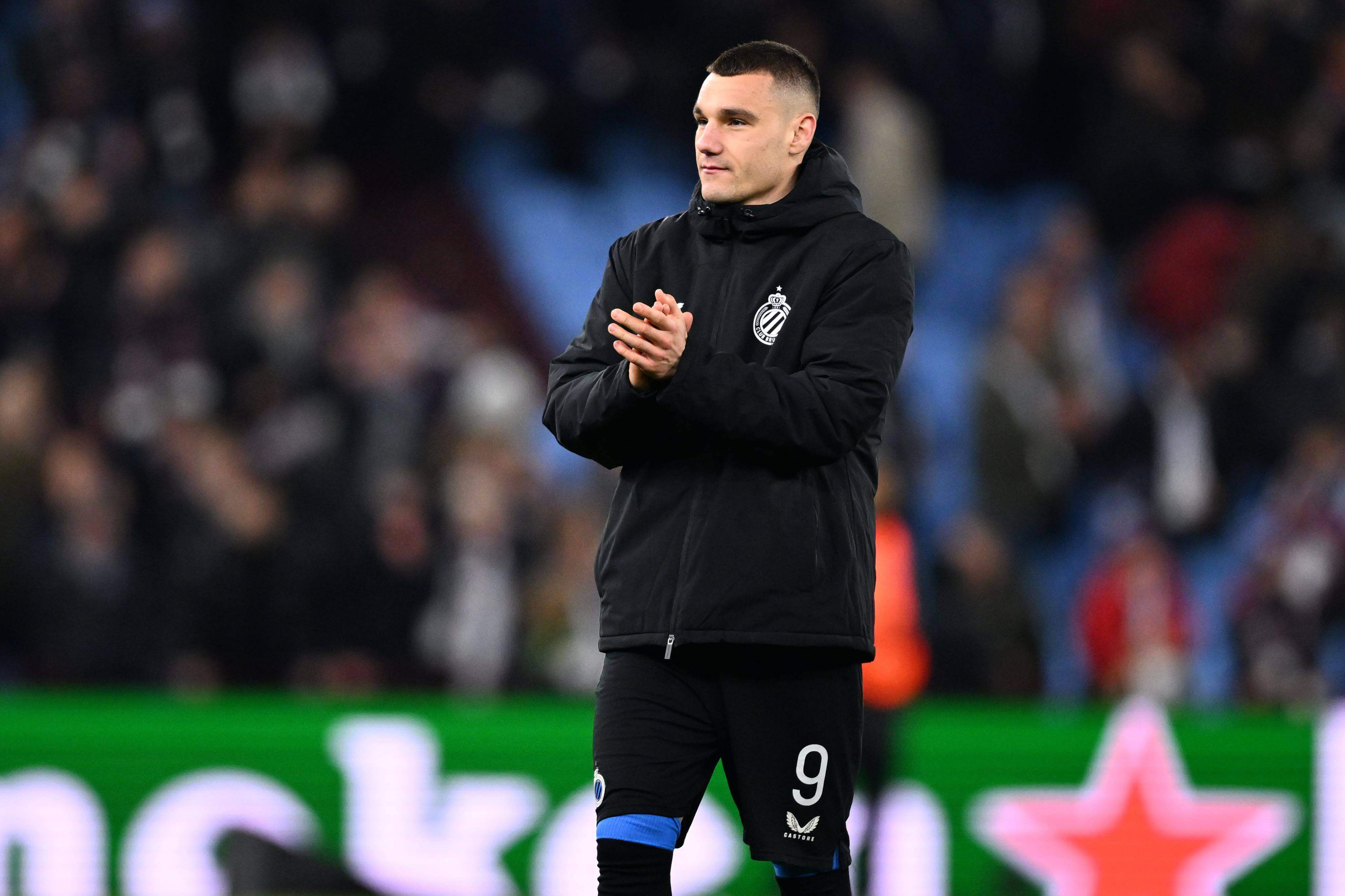 Ferran Jutglà aplaude tras el Aston Villa-Brujas (Foto: Cordon Press).