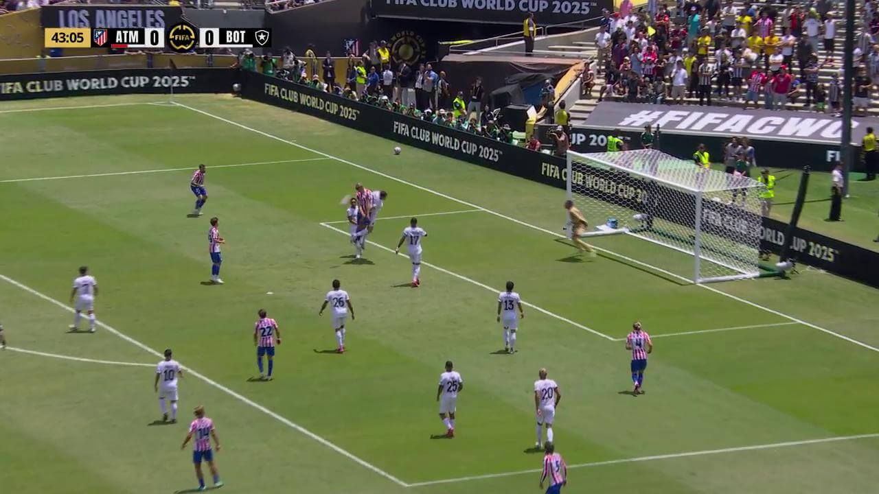La acción de Sorloth ante Botafogo (Foto: Telecinco)