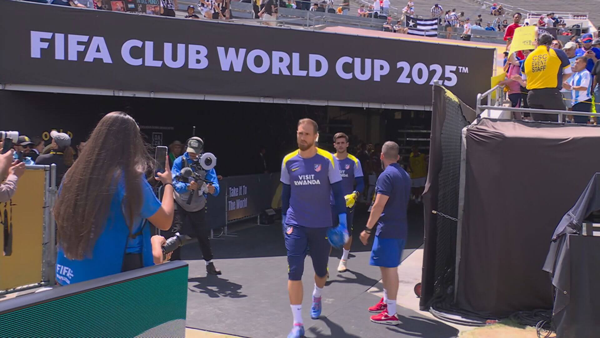Oblak saltando a calentar antes del partido contra el Botafogo