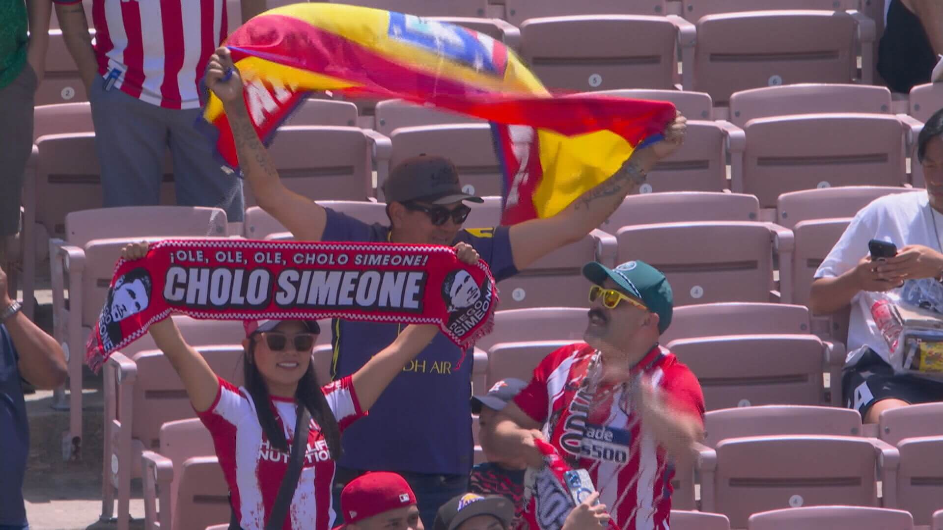 Aficionados del Atleti en las gradas del Rose Bowl