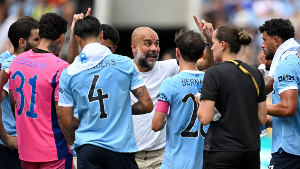Pep Guardiola da indicaciones a los suyos (Cordon Press)