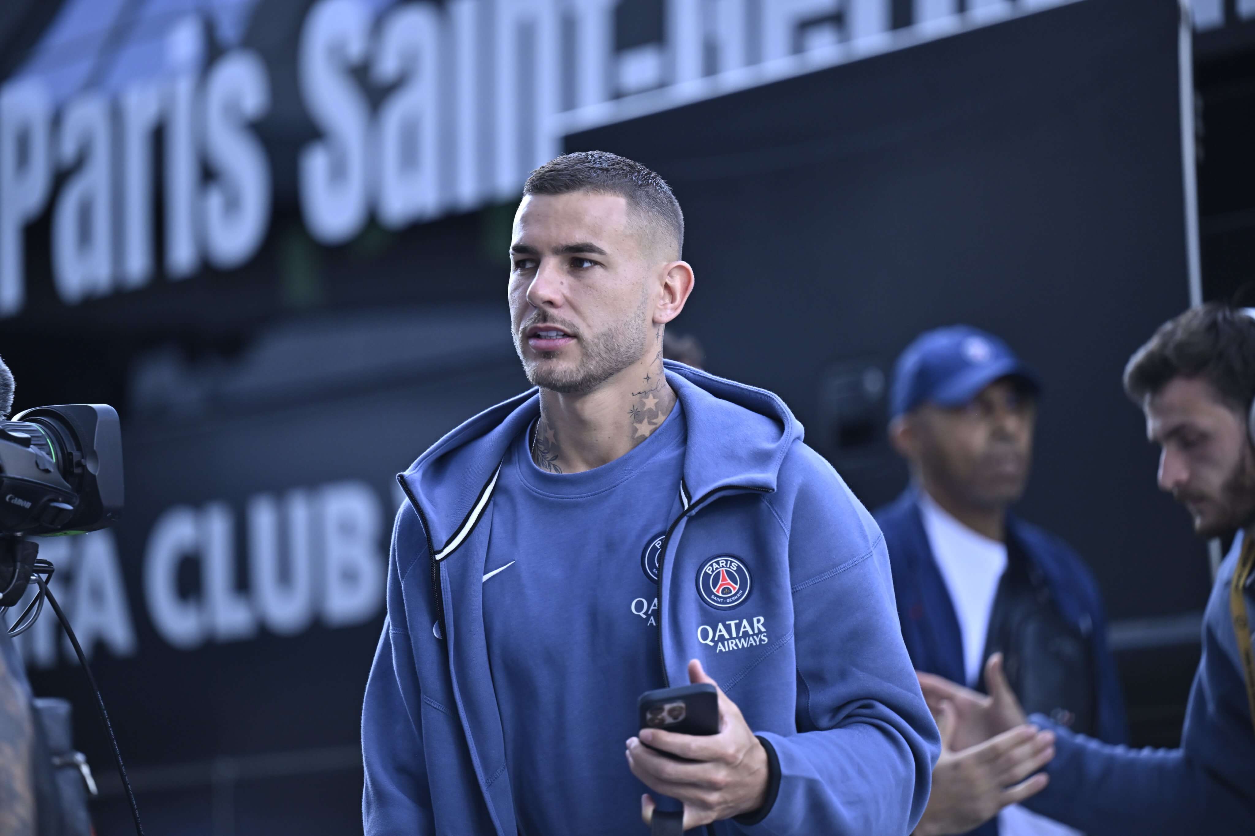 Lucas Hernández, llegando al estadio (X)