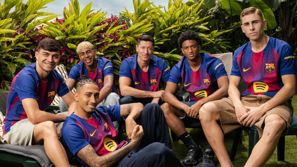 Los jugadores del Barcelona posando con la nueva camiseta (Fuente: Barça)