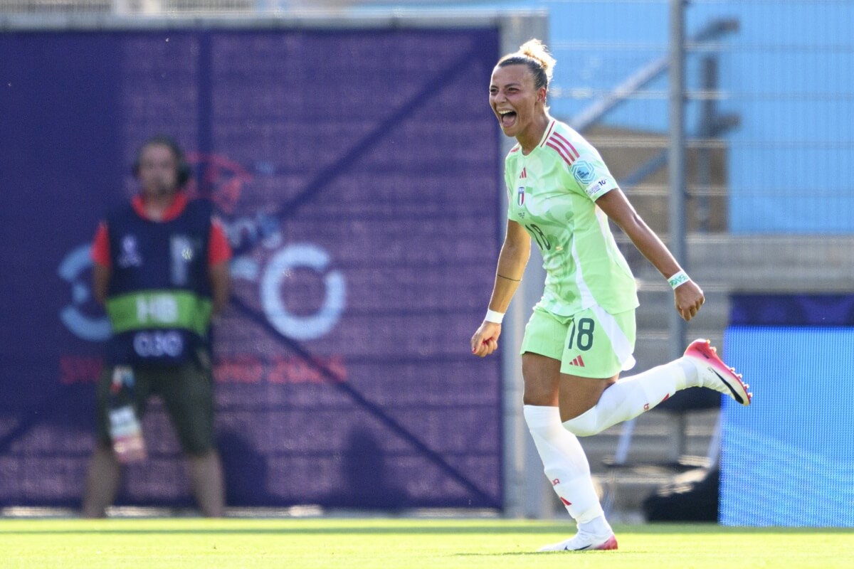 Arianna Caruso celebra su gol en el Italia-Bélgica de la EURO (Foto: EFE).