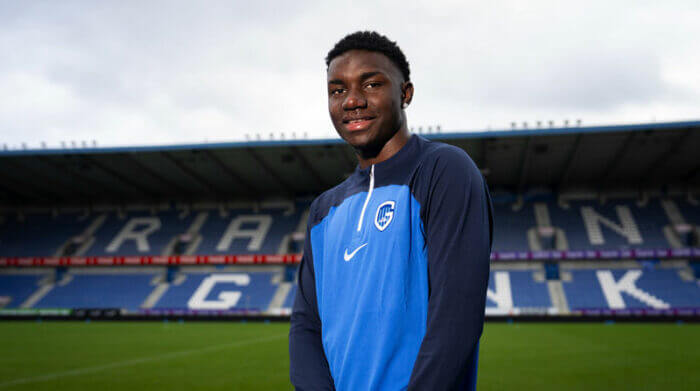 Alfred Caicedo posa con la camiseta del Genk. Foto: @KRCGenkofficial