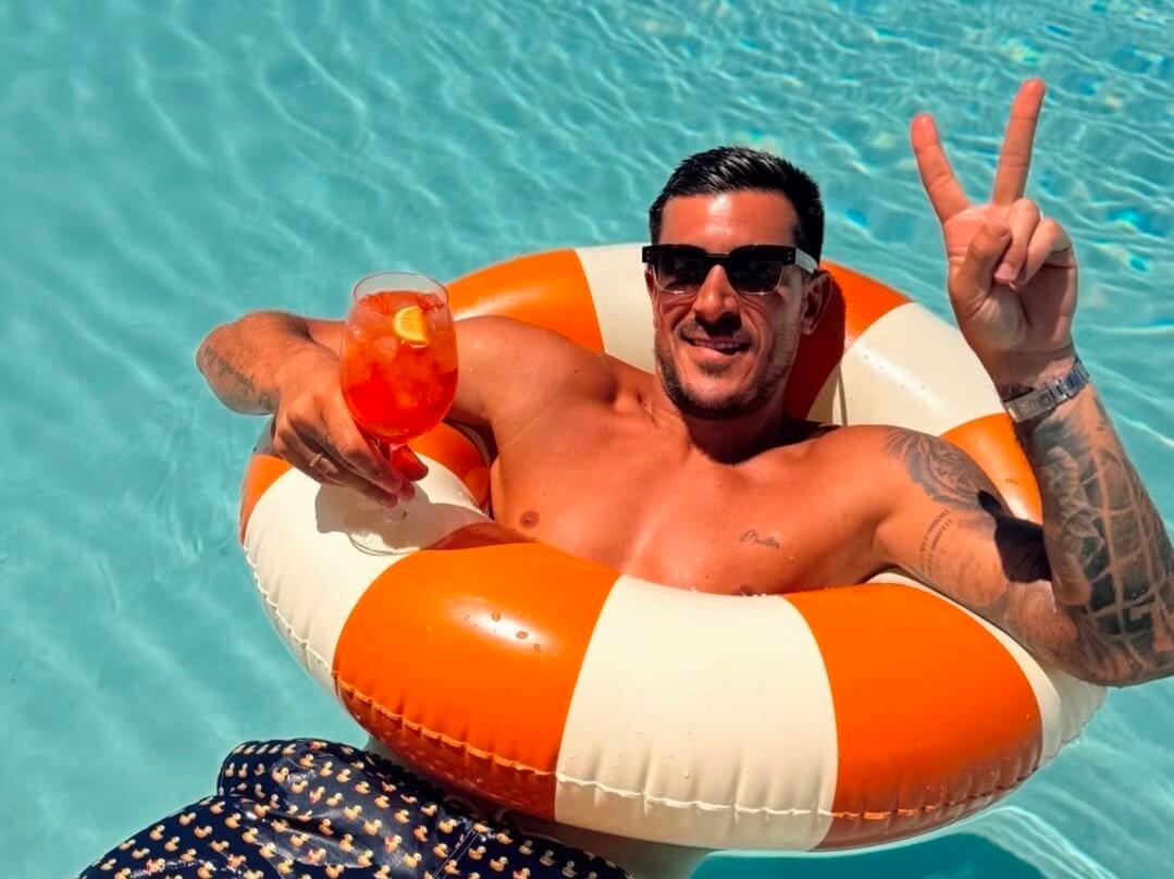 Yuri Berchiche celebra en la piscina la renovación de Nico Williams (Foto: X).