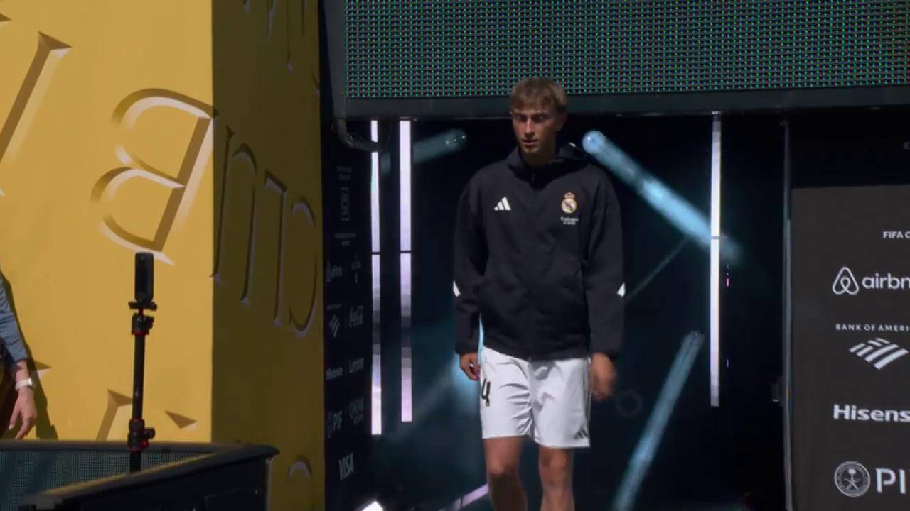 Dean Huijsen saltando al campo antes del partido contra el Borussia