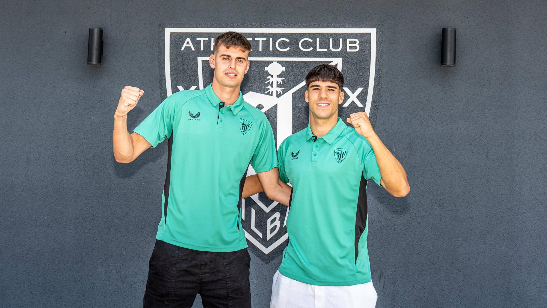 Manex Gibelalde y Eder García posan tras llegar a Lezama (Foto: Athletic Club).