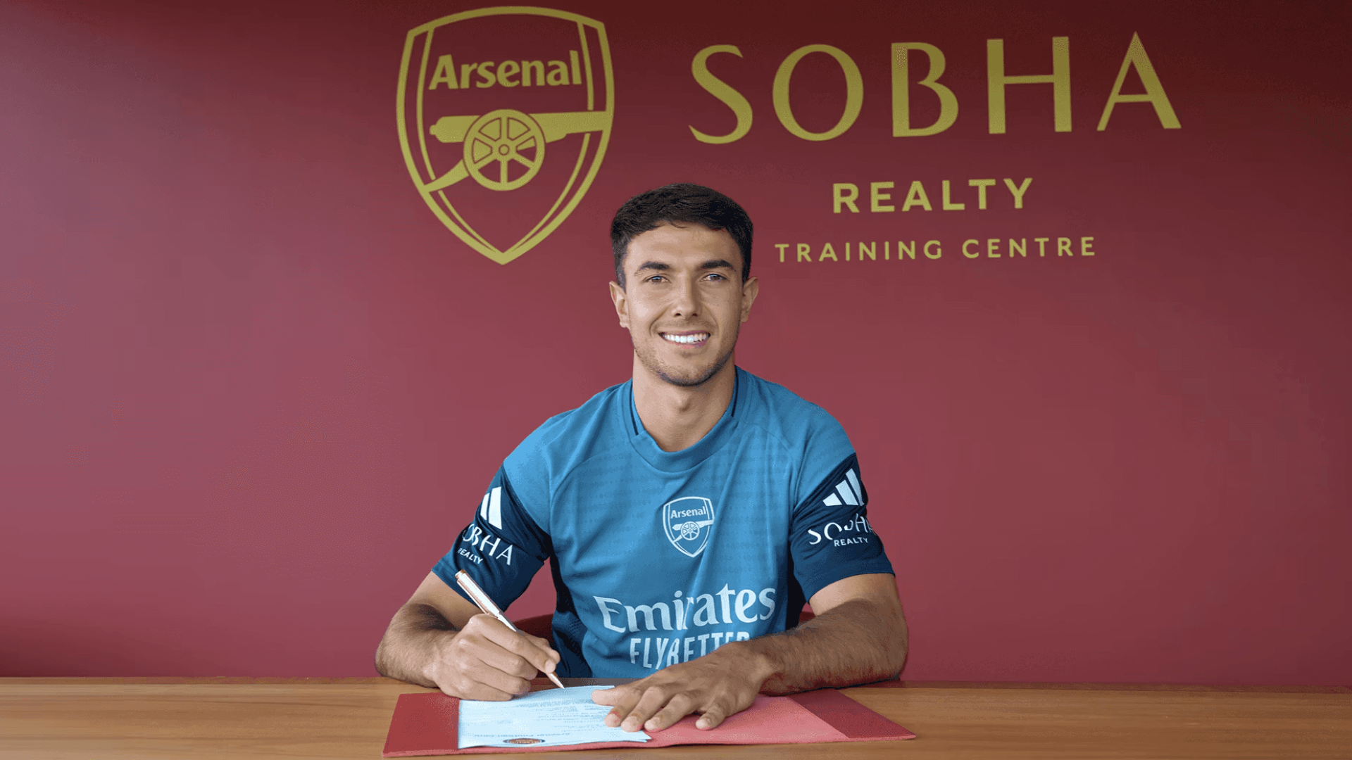 Martín Zubimendi firma como jugador del Arsenal (Foto: AFC).