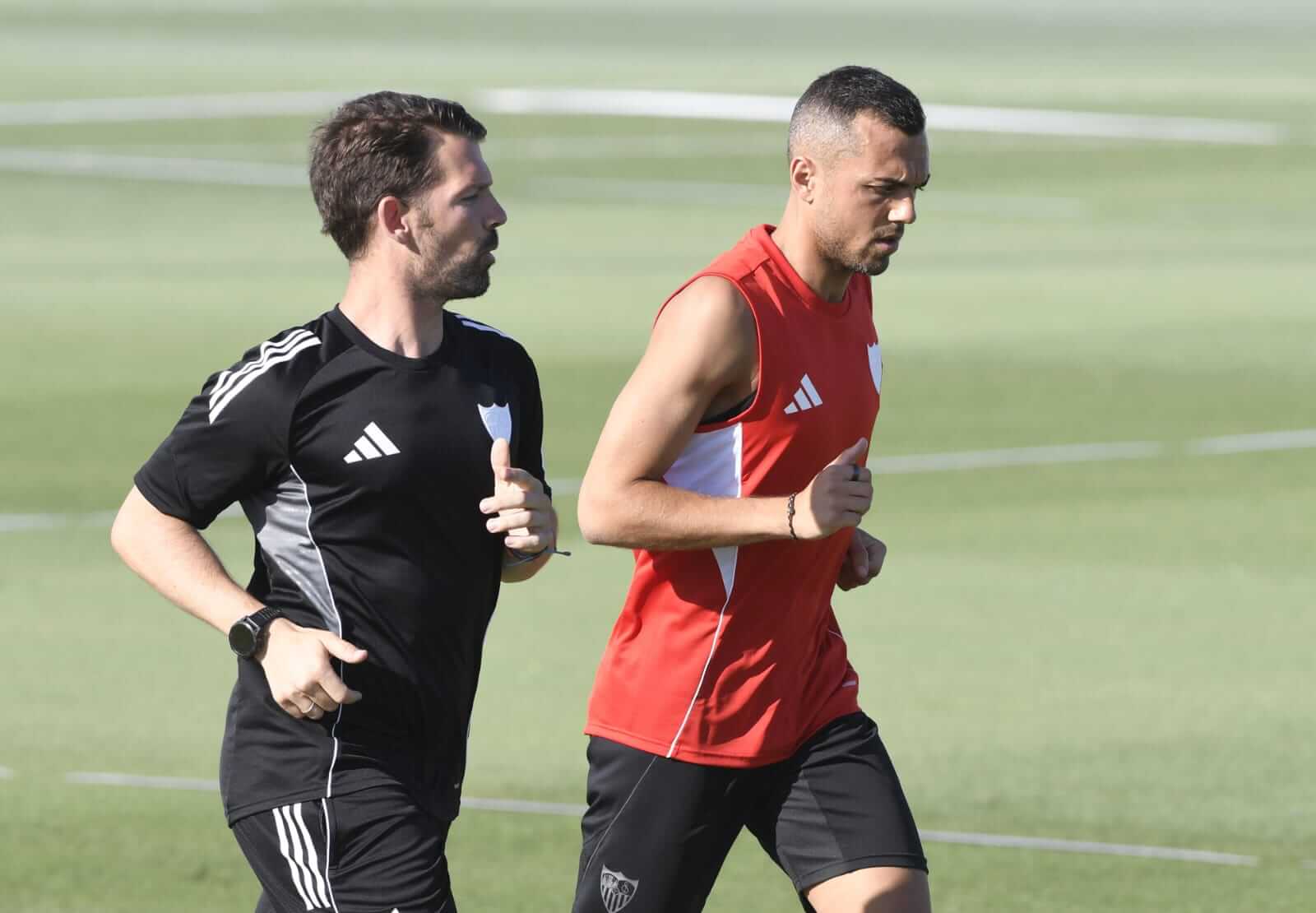 Joan Jordán, al margen en el entrenamiento del Sevilla (Foto: Kiko Hurtado).